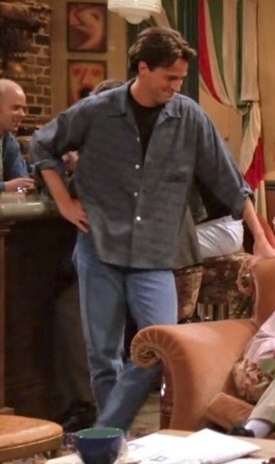 S1 EP4 Friends Outfits 90s Men, Casual 90s Outfits Men, 90s Sitcom Fashion Men, Friends Mens Outfits, Chandler Bing 90s, Chandler Friends Outfits, Chandler Bing Fashion, 90s Boys Outfits, 90s Sitcom Outfits