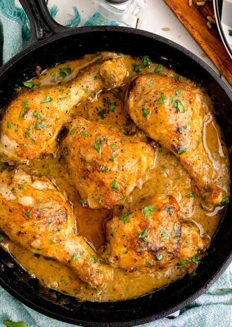 Southern Smothered Chicken, Chicken Table, Smothered Chicken Recipes, Chicken Breast Crockpot Recipes, Southern Chicken, Chicken Shawarma Recipe, Chicken Leg Recipes, Smothered Chicken, Chicken Drumstick Recipes