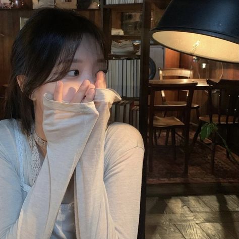 Ulzzang Au, Ulzzang Icons, Cute Pink Background, 사진 촬영 포즈, Profile Pictures Instagram, Korean Aesthetic, Couple Photography Poses, Poses For Photos, 가을 패션