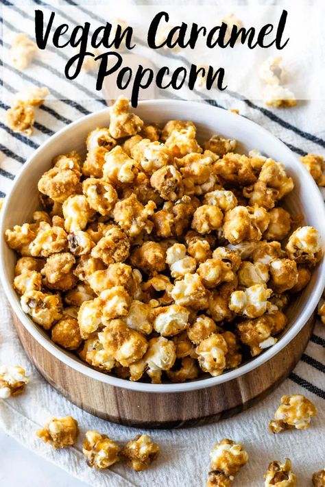 Vegan Caramel Popcorn, Snack Christmas, Vegan Holiday Cookies, Caramel Popcorn Recipe, Vegan Popcorn, Vegan Gingerbread Cookies, Popcorn Recipes Caramel, Vegan Christmas Cookies, Vegan Pecan