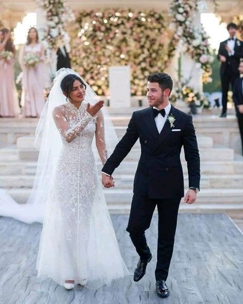 Pin by Pão Bionico on That's Just The Way We Roll | Priyanka chopra wedding, Wedding dress organza, Wedding dress inspiration Nick Jonas Wife, Nick Jonas Wedding, Priyanka Chopra Wedding, Famous Weddings, Christian Wedding Gowns, Dress Organza, Wedding Dresses Taffeta, Plain Wedding Dress, Wedding Dress Organza