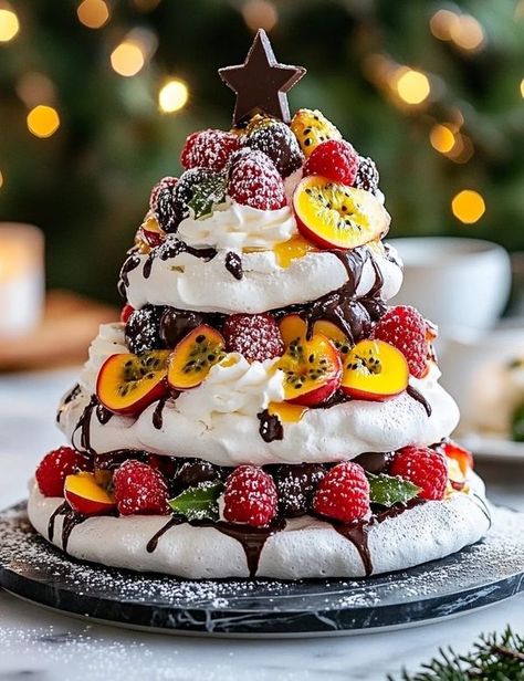 Christmas Pavlova Ideas, Pavlova Christmas, Christmas Tree Dessert, Tree Dessert, Christmas Tree Desserts, Christmas Pavlova, Strawberry Pavlova, New Year's Desserts, Chocolate Tree