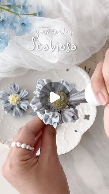 Frosting Flower Cake, Flower Frosting, Buttercream Tutorials, Floral Piping, Cupcake Decorating Techniques, Buttercream Flowers Tutorial, Flower Piping, Frosting Flowers, Mallow Flower