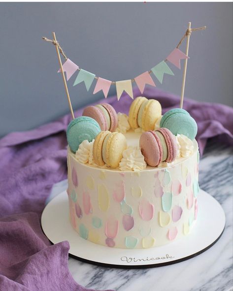 Macaron Decorated Cake, Golden Goose Ball Star, Pastel Cakes, 1st Birthday Cakes, Christmas Float, Creative Birthday Cakes, Baby Birthday Cakes, Pretty Birthday Cakes, Cute Birthday Cakes