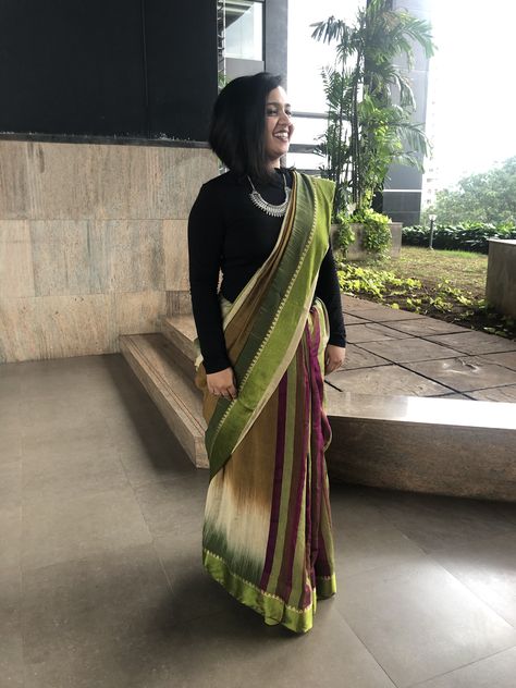 Saree With Tshirt, Modern Saree Draping, Sarees Simple, Winter Saree, Jacket Saree, Plain Chiffon Saree, Sari Style, Women Outfit Ideas, Draping Styles