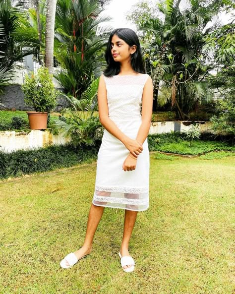 White Froke Design, Frock Models For Women Party Wear, Half Frocks For Teenagers, Half Frock Designs, Christmas Frocks For Women, Half Frock Models, Simple Frock For Women, Sleeveless Frocks For Women, Half Frocks For Women