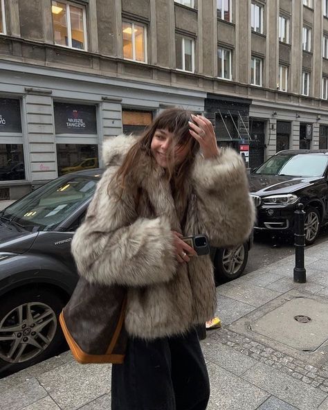 #fashion #falloutfit #winteroutfit Cold Fashion Outfits, Outfits With Coats, Outfits With Fur, Coats Aesthetic, Cool Winter Outfits, Russian Outfit, Europe Winter Fashion, Fur Outfit, Fur Coat Outfit