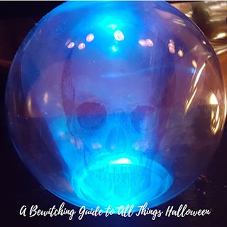 A Bewitching Guide to All Things Halloween: Halloween How To: DIY Crystal Ball with Swirling Mist Wizard Of Oz Crystal Ball Diy, Make A Crystal Ball, Crystal Ball Diy, Diy Crystal Ball, Animatronic Halloween, Halloween Crystal Ball, Haunted Town, Halloween Forest, Haunted Carnival