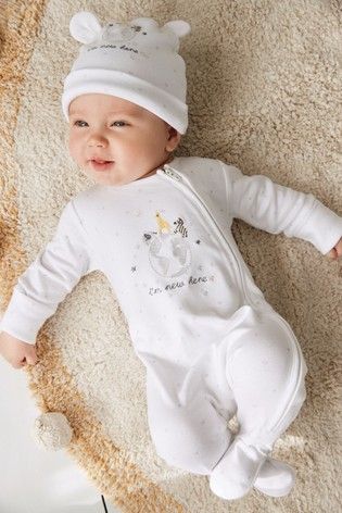 Buy White GOTS Organic I'm New Here Zip Sleepsuit and Hat (0-6mths) from the Next UK online shop Baby Hijab, Baby Mode, Adorable Babies, Baby Garments, Baby Trend, Hat Set, Newborn Pictures, Baby Safe, Baby Outfits