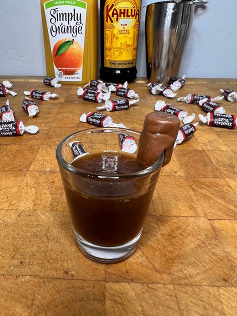 Tootsie Roll Shot, Chocolate Cake Shot, Lemon Drop Shots, Candy Shots, Cake Shots, Brandy Cocktails, Dessert Shots, Cocktail Shots, Halloween Cocktail