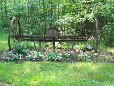 Hay rake from an old friend. Farmhouse Landscaping, Farm Art, Yard Design, Rustic Outdoor, House Landscape, Lawn Decor, Old Farm, Farm Yard, Rustic Gardens