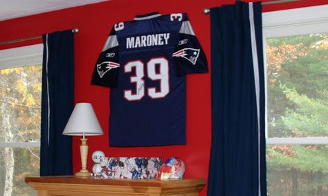 How to hang a jersey on the wall! BIG Colorado Avalanche fan. Have official jerseys to hang up. Football Jersey Display Ideas, Sports Jersey Display, Room Motivation, Jersey Hanger, Boys Room Diy, Teenager Bedroom Boy, Baseball Wall Art, Sport Bedroom, Jersey Display