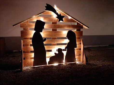 Pallet Manger, Christmas Outdoor Nativity, Christmas Nativity Scene Diy, Christmas Home Screen, Nativity Scene Diy, Christian Christmas Decorations, Candy Decorations Diy, Outdoor Nativity Scene, Church Christmas Decorations