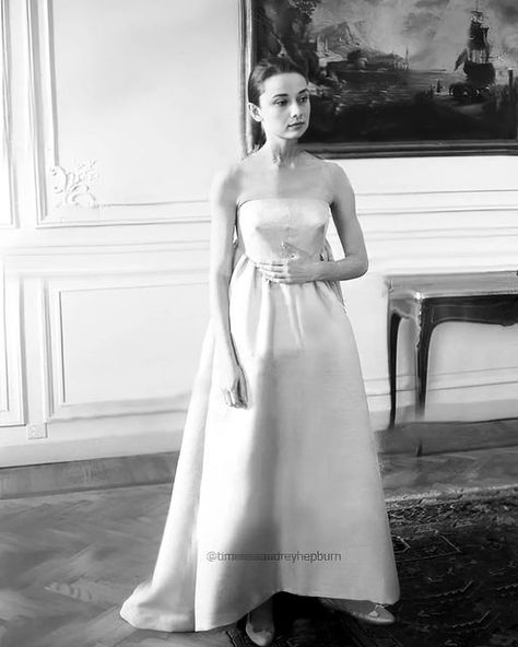 Audrey Hepburn White Dress, Iconic Celebrity Wedding Dresses, Audrey Hepburn Wedding Dress Inspiration, Galliano Wedding Dress, Simply Wedding Dress, Audrey Hepburn Wedding Dress, Audrey Hepburn Givenchy, Audrey Hepburn Fashion, Givenchy Wedding Dress