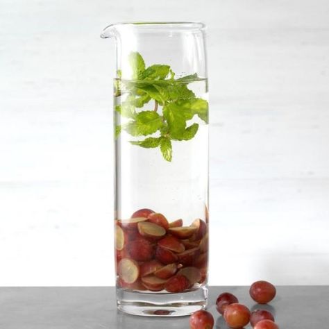 Grape and Mint Infused Spa Water Mint Infused Water, Cucumber Infused Water, Blood Orange Recipes, Flavor Water, Lemon Infused Water, Fruit Infused Water Recipes, Healthy Beverages, Flavored Water Recipes, Fun Summer Drinks