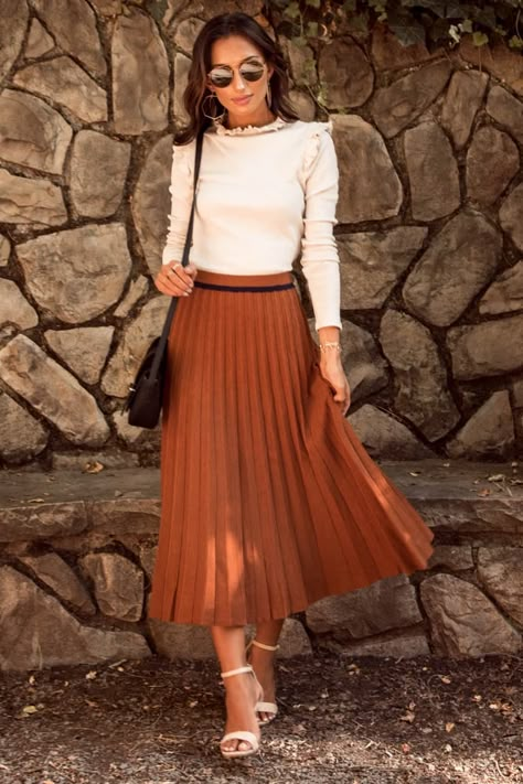 Pleated Skirt Outfit Ideas, Brown Skirt Outfit, Outfit Ideas For Fall, Skirt Outfit Ideas, Pleated Skirt Outfit, Long Skirt Outfits, Maxi Skirt Outfits, Skirt Outfit, Looks Chic