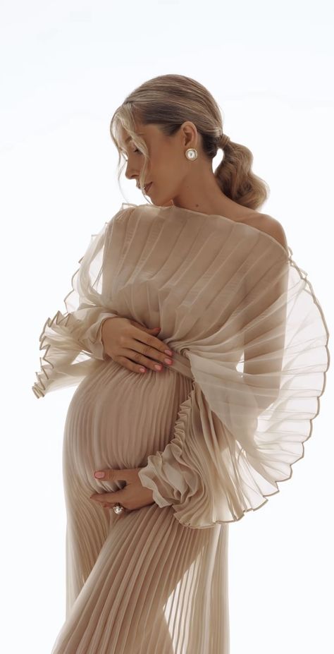 Pose For Maternity Shoot, Pregnancy Outfits For Photoshoot, Modest Pregnancy Photoshoot, Elegant Pregnancy Photoshoot, 11 Weeks Pregnant Belly, Classy Maternity Shoot, Vogue Maternity, Pregnancy Photoshoot Poses, Maternity Outfits For Photoshoot