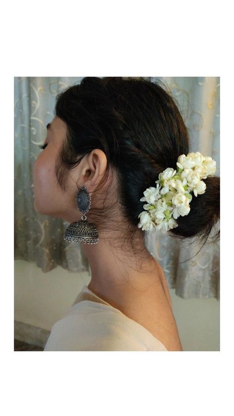 Low Bun With Jasmine Flowers, Gajra In Hair Aesthetic, Desi Poses, Aesthetic Saree, Onam Outfits, Hair Style On Saree, Desi Aesthetics, Saree Poses, Casual Indian Fashion