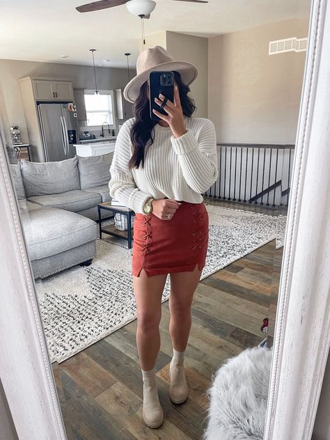 Thanksgiving Skirt Outfit, Suede Skirt Outfit Winter, Suede Mini Skirt Outfit, Mini Skirt Outfit Fall, Fall Vacation Outfits, Orange Dress Outfits, Cream Sweater Outfit, Suede Skirt Outfit, Cropped Sweater Outfit