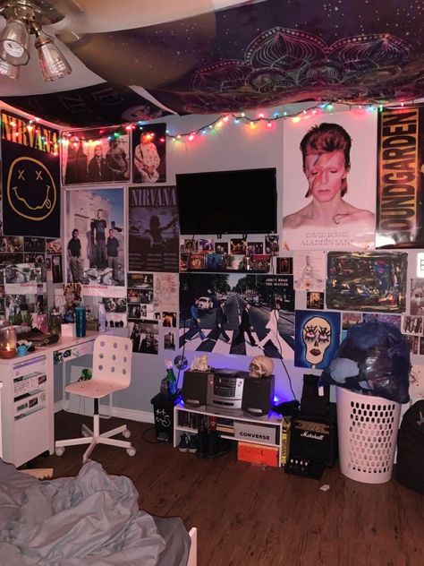 80s Rock Room Decor, Grunge Rooms Bedrooms, Cora Core Aesthetic, 80s Rock Bedroom, Room Ideas 80s, Dark Bedroom Aesthetic Grunge, 80s Rock Room, Rock Room Aesthetic, 90s Grunge Room Ideas