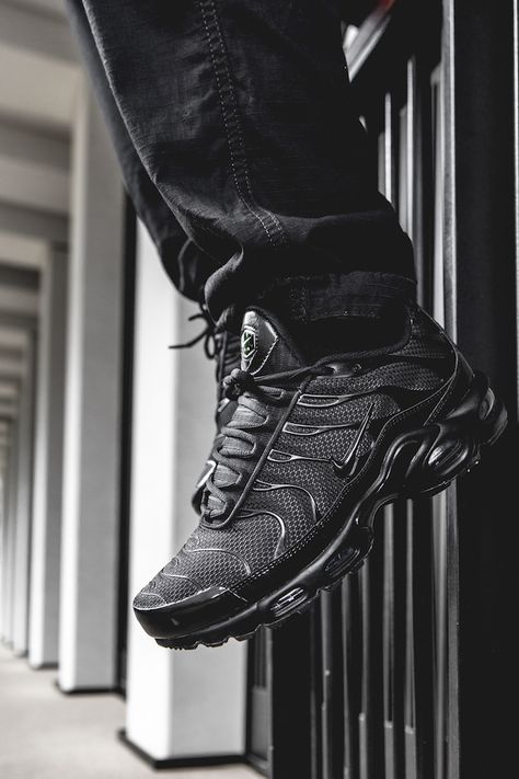 Nike Air Max Plus TN Triple Black: On-Foot Shots - The Drop Date Nike Air Max Plus Tn Black, Nike Airmax Plus Outfit, Nike Tn Triple Black, Nike Vapormax Plus Outfit, Nike Air Max Plus Tn Outfit, Nike Tn Aesthetic, Nike Tn Wallpaper, Nike Air Max Plus Outfit, Nike Tn Outfit