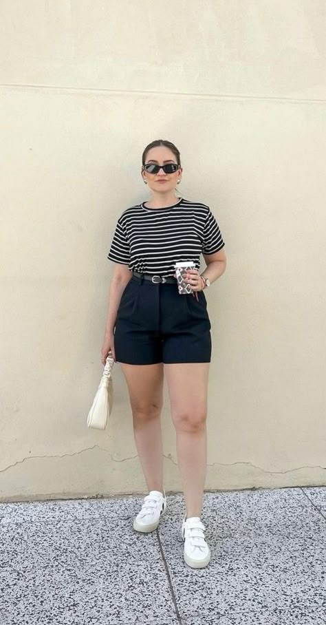 Casual Summer Outfits Petite, Big Size Summer Outfit, Hot Weather Outfits Curvy, Women Size 10 Outfits Style, Midsize Outfit Ideas Summer, Midsize Girl Summer Outfits, Midsize Outfits Shorts, Black Cargo Pants Outfit Plus Size, Cool Mom Summer Outfits