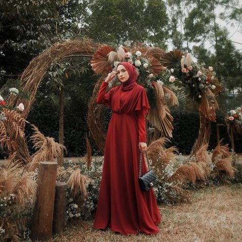 Maroon Hijab, Muslim Gown, Baby Dress Wedding, Hijab Gown, Braidsmaid Dresses, Bridesmaid Dresses Long Lace, Satin Hijab, Kebaya Modern Dress, Hijab Dress Party