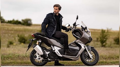 Here's a closer look at some of the best 150cc motorcycles and scooters you can buy right now. These are great small-displacement options. Honda Adv150, Honda Metropolitan, Honda Adv, Honda Scooters, Adv 150, Maxi Scooter, Vespa Sprint, Honda Grom, Motos Honda