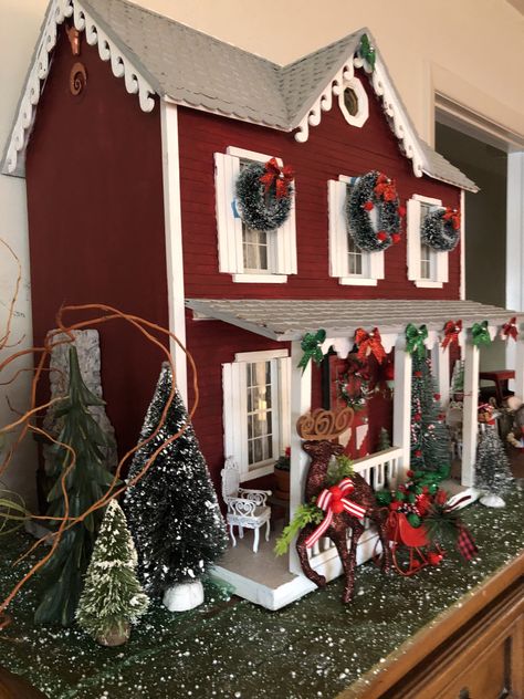 Christmas Themed Dollhouse, Christmas Doll House Ideas, Christmas Dollhouse Exterior, Christmas Dolls House, Holiday Dollhouse, Miniature Christmas House, Fisher Price Doll House, Christmas Toy Shop, Dollhouse Holiday