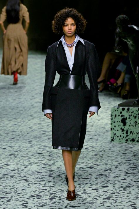 Bottega Veneta Fall 2023, Bottega Veneta Runway, Sophisticated Outfits, Clothing Design, Office Style, Fall 2023, Creative Direction, Star Girl, Office Fashion