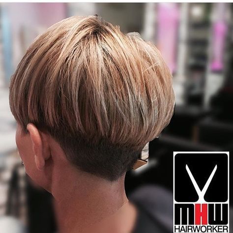 Gefällt 218 Mal, 2 Kommentare - @boblovers auf Instagram: „Haircut by @mirkohairworker #bobhaircut #undercut #carrè #sidecutstyle #bobhairstyle #rasatura…“ Dorothy Hamill Haircut, Short Wedge Hairstyles, Short Wedge Haircut, Wedge Hairstyles, Fine Straight Hair, Wedge Haircut, Short Brown Hair, Short Grey Hair, Bowl Cut