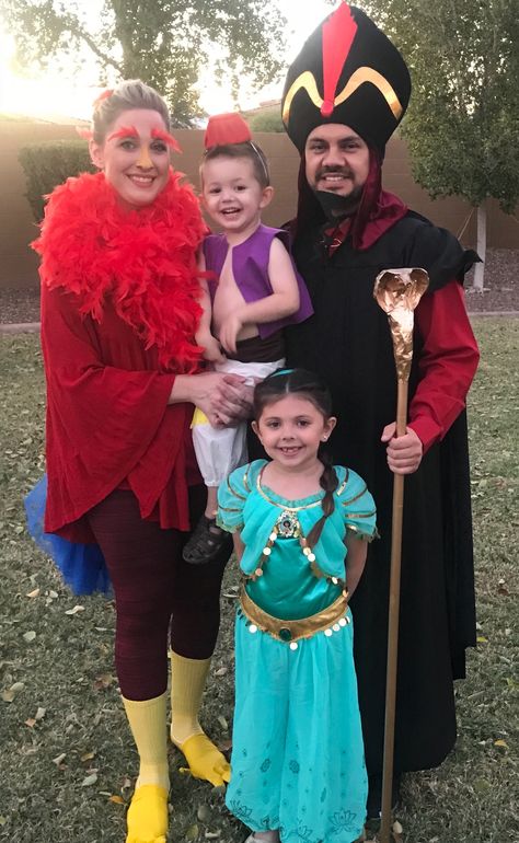 Aladdin halloween family costume Aladdin Halloween, Disney Family Costumes, Family Costumes Diy, Aladdin Costume, Costume Disney, Halloween Family, Aladdin And Jasmine, Family Costumes, Fun Family Activities