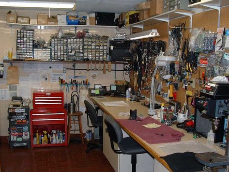 Electronics repair shop Repair Shop Design, Workbench Desk, Electronic Repair, Apartment Walls, Bathroom Accent Wall, Small Space Bathroom, Bedroom Decor Inspiration, Interior Wall Design, Electronics Design