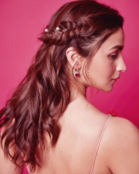 Mehendi Hairstyles, Alia Bhatt Hairstyles, Hairstyles For Gowns, Sister Of The Bride, Hair Style On Saree, Engagement Hairstyles, Traditional Hairstyle, Actress Hairstyles, Indian Wedding Hairstyles