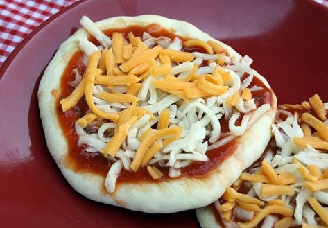 Mommy's Kitchen - Recipes From my Texas Kitchen: DIY Pizza Lunchables {Back to School Lunch Box Idea} Diy Pizza Lunchables, Pizza Lunchable, Lunchables Pizza, Lunch Box Idea, Homemade Pizza Crust, Pizza Lunch, Back To School Lunch, Diy Pizza, Kitchen Country