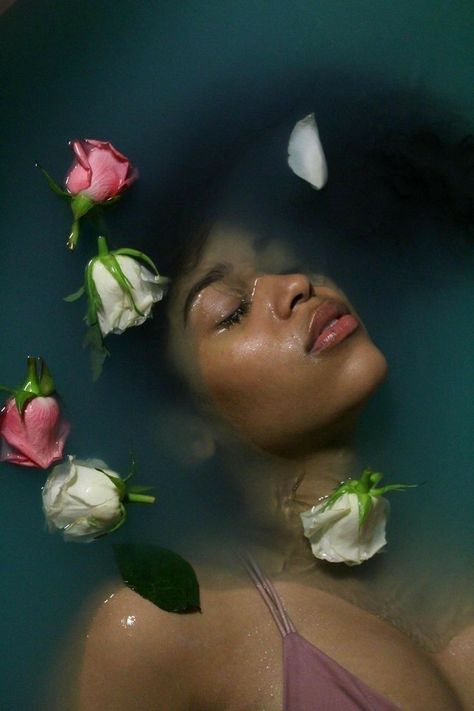 Bathtub Photography, Blue Portrait, Milk Bath Photography, Bath Photography, Water Shoot, Outdoor Portrait, Into The Blue, Shotting Photo, Photographie Portrait Inspiration