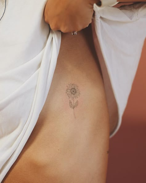 Sunflower Tattoo On Ribs, Sunflower Knee Tattoo, Sunflower Fineline Tattoo, Simple Sunflower Tattoo Outline, Sunflower Minimalist Tattoo, Minimal Sunflower Tattoo, Sunflower Fine Line Tattoo, Mini Sunflower Tattoo, Sunflower Tattoo Minimalist