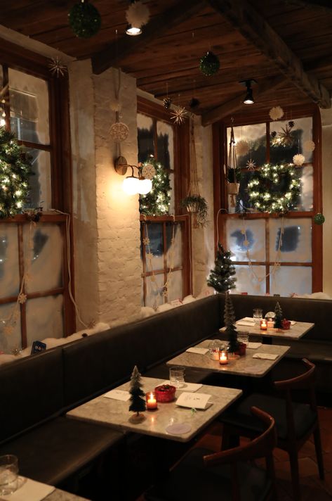 Christmas Decorations Bar Restaurant, Christmas Bar Decor Ideas, Nyc Christmas Restaurants, Holiday Restaurant Decor, Christmas Decor For Cafe, Christmas Coffee Shop Decorations, Christmas Restaurant Decor, Cafe Christmas Decor, Christmas Decor Ideas Restaurant