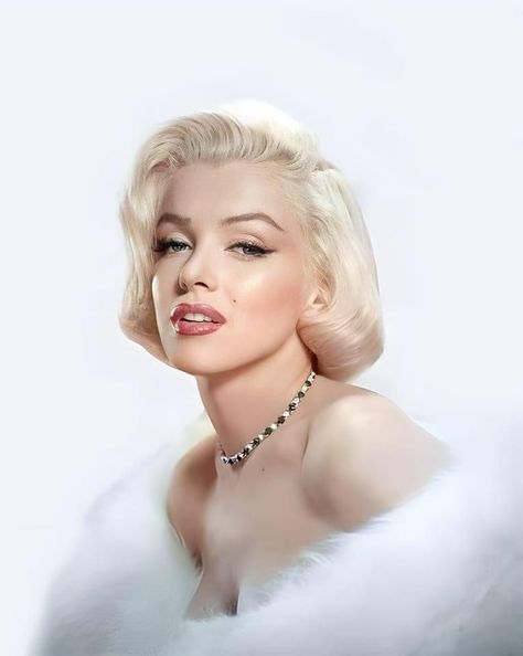 Marilyn Monroe Hair, Famous Blondes, Marilyn Monroe Wallpaper, Blonde Movie, Modern Disney Characters, Classic Hollywood Glamour, Marilyn Monroe Fashion, Hollywood Hair, Retro Makeup