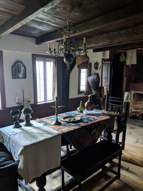 17th century salt box in MA Colonial Farmhouse Interior, 17th Century House, Saltbox House, Primitive Dining Rooms, Kitchen Organization Ideas, Colonial Farmhouse, Colonial Interior, Primitive Homes, Black Rain