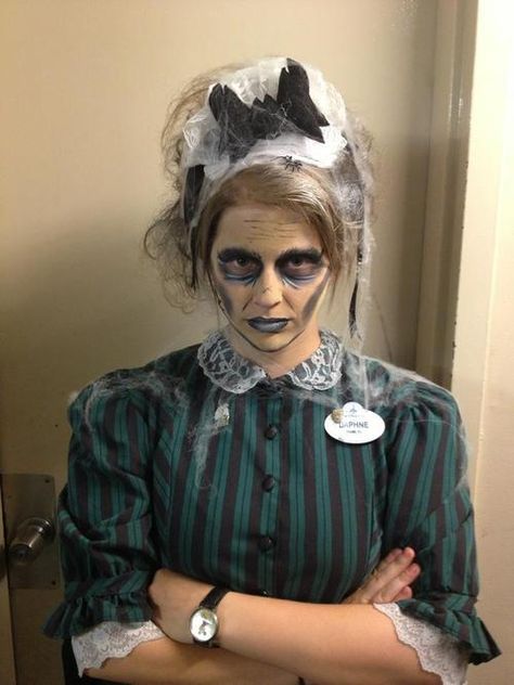 Haunted Mansion for Halloween is a beloved ride for our whole family. Haunted Mansion Makeup, Haunted Mansion Maid, Breakfast Halloween, Haunted Hollywood, Haunted Mansion Costume, Disney Family Costumes, Haunted Mansion Halloween, Haunted Hayride, Foolish Mortals