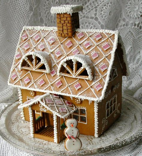 Piparkakkutalon kaavat ovat Piparkakkutalot (Norman & Grane) kirjasta.    Talo on 28cm pitkä ja 31 korkea. Katon koristelu on tehty ke... Gingerbread House Recipe, Make A Gingerbread House, Gingerbread House Designs, Gingerbread House Cookies, Wilton Cake Decorating, Gingerbread House Decorations, Wilton Cakes, Christmas Gingerbread House, Christmas Sweets