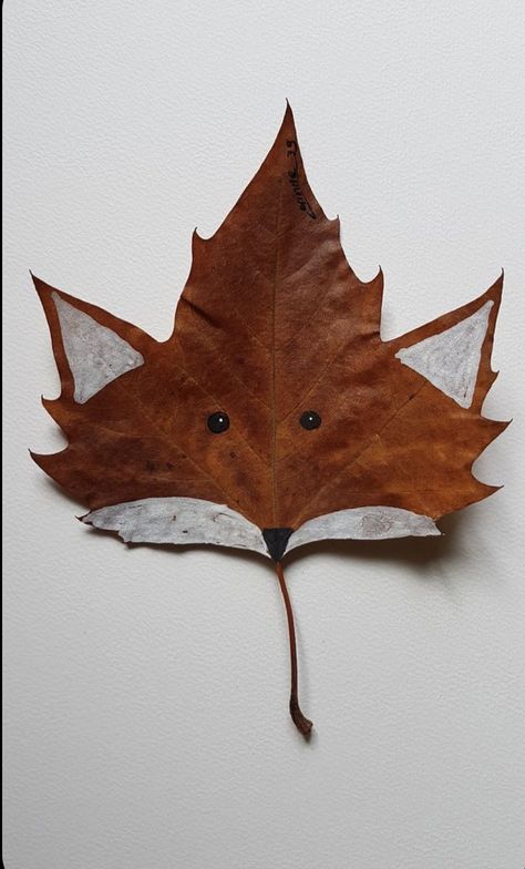 Leave Fox Craft, Paper Mache Leaves, Paper Mache Tree, Leaf Art Diy, Nature Christmas, Fathersday Crafts, Fox Crafts, Christmas Tree Art, Animal Costumes