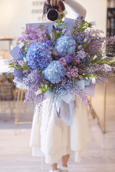 Lilac And Hydrangea Bouquet, Flower Arrangements Purple, Purple Hydrangea Wedding, Luxury Flower Arrangement, Purple Flower Arrangements, Purple Flower Bouquet, Bouquet Purple, A Bunch Of Flowers, Peonies And Hydrangeas