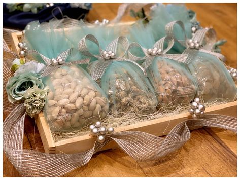 Wedding Gift Tray Decoration Ideas, Dry Fruit Hamper Ideas, Diy Dry Fruits Packing Ideas Gift, Dryfruits Packing Ideas For Engagement, Dry Fruits Tray Decoration, Dryfruit Hampers Ideas, Nariyal Packing Ideas, Dry Fruit Tray Decoration Ideas, Dry Fruits Packing Ideas Gift Basket