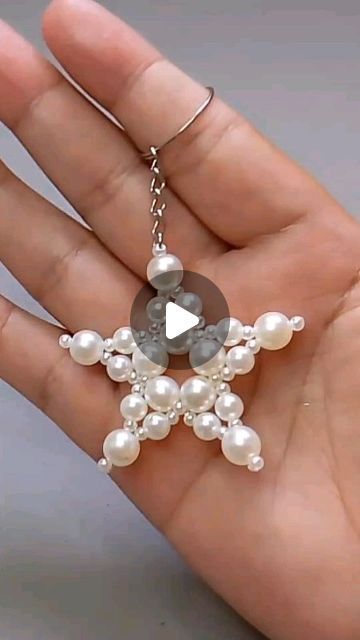 - Check more at https://howcandothis.com/diyideas/145392/ Christmas Beads Ideas, Christmas Beads Craft, Christmas Jewelry Diy, Pony Bead Projects, Pearl Crafts, Beaded Star, Bracelet Craft Diy, Jewelry Diy Bracelets, Christmas Bead