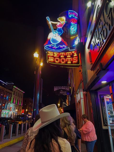 Nashville Tennessee Picture Ideas, Nashville Broadway Aesthetic, Nashville Instagram Story, Nashville Photos, Nashville Mood Board, Aesthetic Nashville, Nashville Picture Ideas With Friends, Nashville Vibes Aesthetic, Nashville Pics