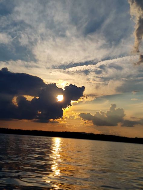 This picture was taken in Georgia. On a lake in the early evening. The warm reflection of the sun will make an amazing background! Evenings Aesthetic, Pretty Landscape Pictures, Warm Photography, Night Views, Beach Sunset Wallpaper, Beautiful Ocean Pictures, Early Evening, Pretty Backgrounds, Sky Pictures