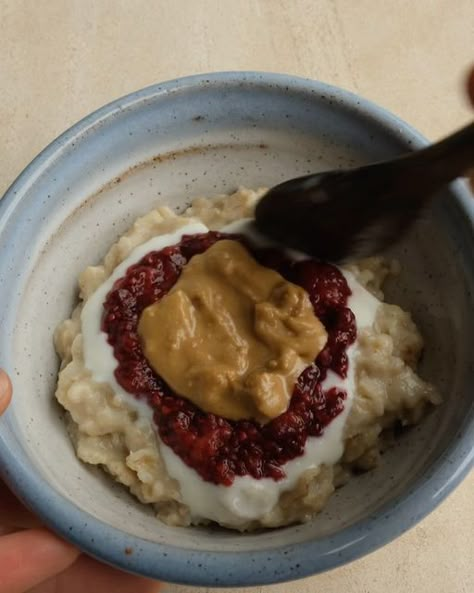 Beck Johnson on Instagram: "PB AND J OATS. Using my homemade raspberry chia jam, and @manilife_ because I’m just never gonna get over this combo. 2 BOWLS OF OATS this week, you lucky things. I was put here to make you like breakfast 😋 Recipe on my website. Link in my bio, then go to the recipe section and search ‘pb and j oats’. #beckbitesback . . . . . . #oats #oatmeal #fibre #breakfast #breakfastideas #highfibre #peanutbutter #pbandj #easyrecipes #brunch #snacks #snackideas #healthy #food #explore" Oatmeal With Jam, Pb And J Aesthetic, Oat Bowl Recipes, Fibre Breakfast, Brunch Snacks, Chia Oatmeal, Lucky Things, Pb And J, Oat Bowls