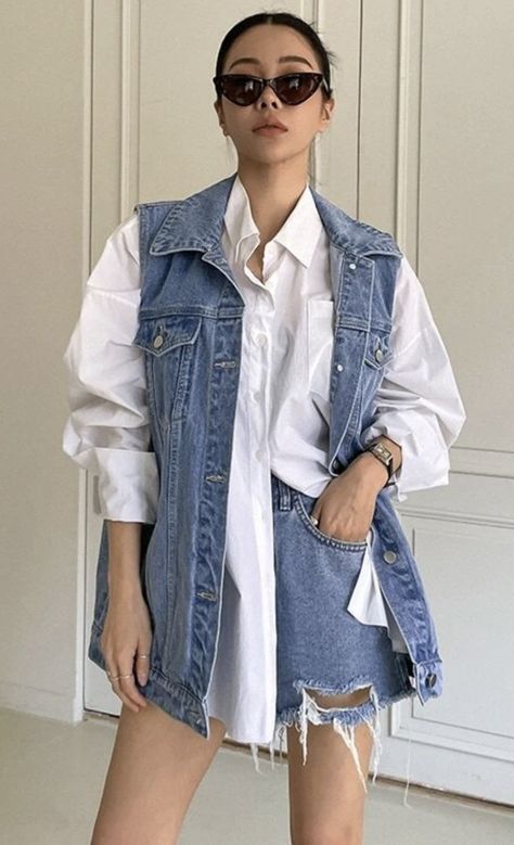 Sleeveless Denim Jacket Outfit, Looks Jeans, Jean Jacket Outfits, Denim Jacket Outfit, Denim Jacket Women, Denim Coat, Fashion Mode, Looks Style, Denim Outfit